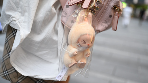 Los muñecos Labubu han causado furor como objeto de coleccionista, pero también como complemento de moda. Los muñecos Labubu han causado furor como objeto de coleccionista, pero también como complemento de moda.