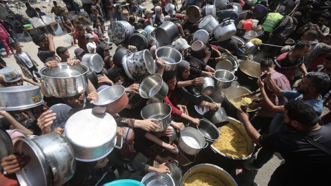 EuropaPress_6897417_10_august_2025_palestinian_territories_gaza_palestinians_wait_to_receive Palestinos esperan para recibir comida de un comedor benéfico.