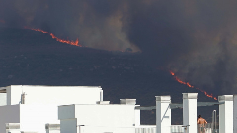 Medios terrestres y aéreos operan el incendio de Tarifa, Cádiz