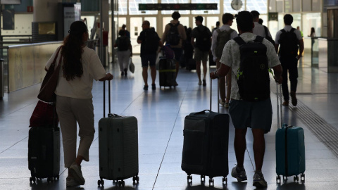 Más de un año después, Renfe se ve obligada a pagar el billete de avión a una viajera que perdió su vuelo por el retraso de más de dos horas del tren Santander-Madrid Más de un año después, Renfe se ve obligada a pagar el billete de avión a una viajera que perdió su vuelo por el retraso de más de dos horas del tren Santander-Madrid