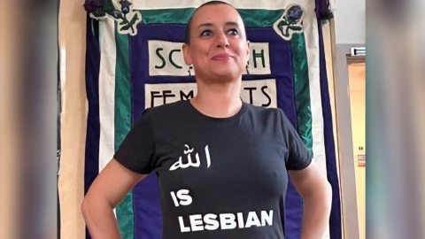 Activista Foto de la activista, difundida por ella en redes sociales, vistiendo una camiseta con el lema: "Alá es lesbiana".