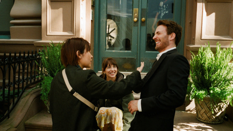 La directora Celine Song, con Dakota Johnson y Chris Evans en el rodaje de 'Materialistas'.