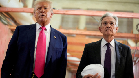 El presidente de EEUU, Donald Trump, y el de la Reserva Federal, Jerome Powell, en la visita a las obras del edificio del banco central estadounidense, en Washington.