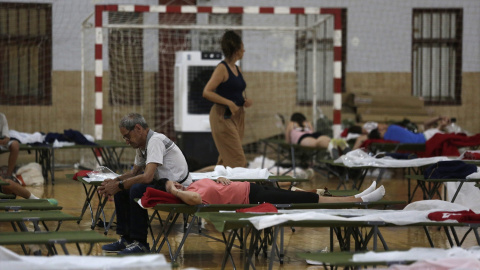 Vecinos de varias localidades desalojadas por los incendios, este martes en un pabellón de deportes de La Bañeza (León) Vecinos de varias localidades desalojadas por los incendios, este martes en un pabellón de deportes de La Bañeza (León)