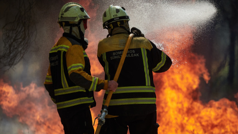 Bomberos durante los los trabajos de extinción para sofocar el incendio, a 10 de agosto de 2025, en Carcastillo, Navarra.