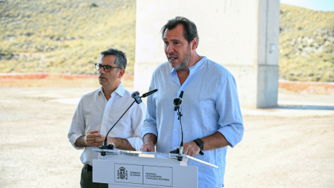 A la derecha de la imagen, el ministro de Transportes y Movilidad Sostenible, Óscar Puente, junto al ministro de la Presidencia, Félix Bolaños, este miércoles en Sorbas (Almería).