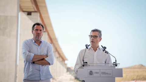 El ministro de Transportes y Movilidad Sostenible, Óscar Puente (i) junto al de Presidencia, Félix Bolaños, el miércoles pasado en Almería.