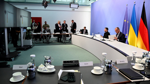 2025-08-13T132638Z_586889433_RC2D6GAKK7L5_RTRMADP_3_UKRAINE-CRISIS-TRUMP-EUROPE El presidente ucraniano Volodímir Zelenski y el canciller alemán Friedrich Merz (derecha) al inicio de la conversación virtual entre los líderes europeos y el presidente estadounidense, Donald Trump, sobre la guerra en Ucrania (13/08/25)