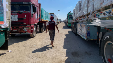 Camiones cargados con ayuda humanitaria con destino a la Franja de Gaza esperan en la puerta fronteriza de Rafah, entre Egipto y la Franja.