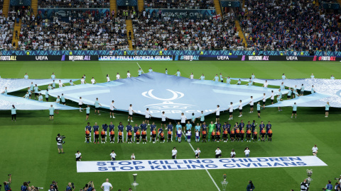 Pancarta de la UEFA contra la matanza de niños y civiles, ¿dónde?