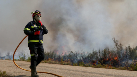 Incendios Bomberos trabajan en el incendio en Puercas.