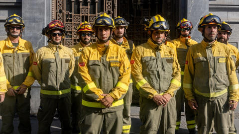 Bomberos forestales de la Comunidad Madrid, el jueves durante una rueda de prensa frente a la Consejería de Interior del Gobierno regional. Bomberos forestales de la Comunidad Madrid, el jueves durante una rueda de prensa frente a la Consejería de Interior del Gobierno regional.