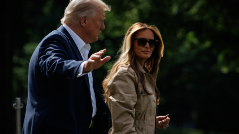 El presidente de EEUU, Donald J. Trump, y la primera dama, Melania Trump, en el jardín sur de la Casa Blanca, en Washington, D.C.. El presidente de EEUU, Donald J. Trump, y la primera dama, Melania Trump, en el jardín sur de la Casa Blanca, en Washington, D.C..