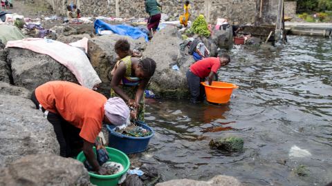 Mujeres lavan ropa en las orillas del lago Kivu, en la República Democrática del Congo.