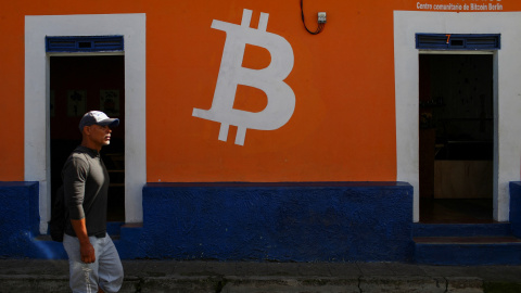 Un hombre pasa delante del Centro Comunitario Bitcoin de la ciudad salvadoreña de Berlín. Un hombre pasa delante del Centro Comunitario Bitcoin de la ciudad salvadoreña de Berlín.