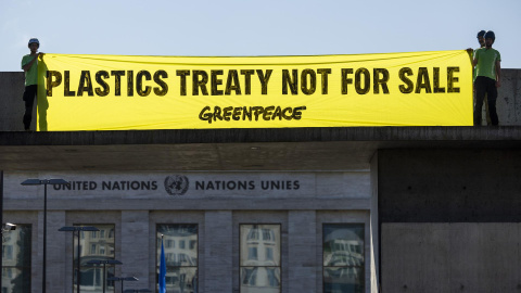Activistas de Greenpeace protestan en las negociaciones del tratado de la ONU sobre los Plásticos en Ginebra, a 7 de agosto de 2025. Activistas de Greenpeace protestan en las negociaciones del tratado de la ONU sobre los Plásticos en Ginebra, a 7 de agosto de 2025.