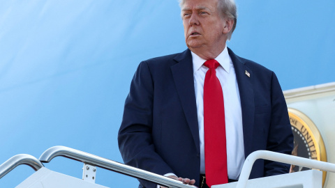 2025-08-15T121031Z_898734232_RC2N7GAR3EG2_RTRMADP_3_UKRAINE-CRISIS-SUMMIT El presidente estadounidense, Donald Trump, subiendo al avión presidencial en una imagen de archivo.