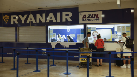 Pasajeros en el mostrador de Ryanair en el aeropuerto Adolfo Suárez Madrid Barajas, este viernes. Pasajeros en el mostrador de Ryanair en el aeropuerto Adolfo Suárez Madrid Barajas, este viernes.