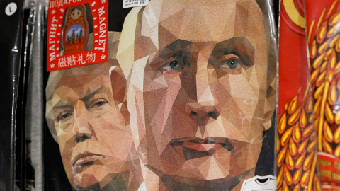 Camisetas con imágenes del presidente ruso Vladimir Putin y del presidente estadounidense Donald Trump Camisetas con imágenes del presidente ruso Vladimir Putin y del presidente estadounidense Donald Trump