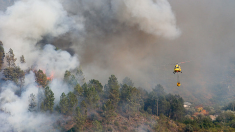 incendios Helicóptero bombardero trabaja para extinguir el fuego, a 17 de agosto de 2025, en Quiroga, Lugo, Galicia (España).