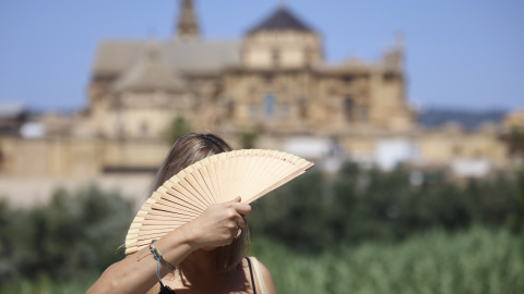Una turista se abanica en Córdoba, debido a las altas temperaturas.