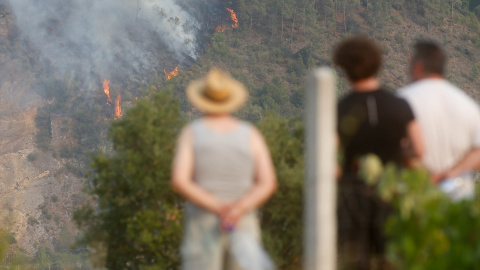 Varias personas observan el fuego en Quiroga, Lugo, Galicia.