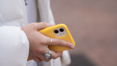 EuropaPress_5732036_persona_usa_telefono_movil_febrero_2024_barcelona_catalunya_espana_pasado (1) (Foto de ARCHIVO)Una persona usa el teléfono móvil, a 1 de febrero de 2024, en Barcelona, Catalunya (España). El pasado 30 de enero el Govern aprobó las instrucciones que regulan el uso de los dispositivos móviles en las aulas de colegios e institutos, que se comenzarán a aplicar de cara al próximo curso 2024-2025. En Educación Infantil, Primaria y Secundaria (ESO), el uso de los teléfonos móviles estará totalmente prohibido, mientras que en Bachillerato y Formación Profesional (FP), los alumnos podrán utilizarlos durante horas no lectivas.David Zorrakino / Europa Press01 FEBRERO 2024;TELÉFONOS;MÓVILES;PROHIBIDOS;VETADOS;USO;RECURSOS01/2/2024