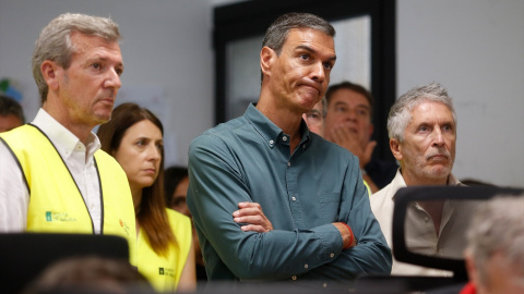 El presidente de la Xunta, Alfonso Rueda, el presidente del Gobierno, Pedro Sánchez, y el ministro de Interior, Fernando Grande-Marlaska, el domingo