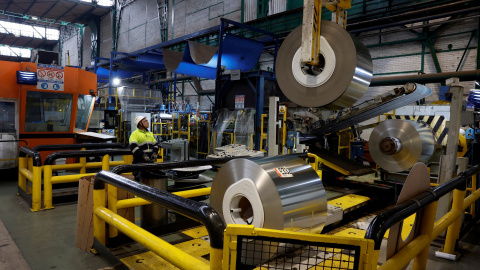 Un trabajador en la planta de la siderúrgica ArcelorMittal en Etxebarri (Bizcaya). Un trabajador en la planta de la siderúrgica ArcelorMittal en Etxebarri (Bizcaya).