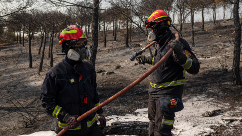 Bomberos forestales Bomberos enfrían un área quemada por el incendio en Colmenar Viejo.