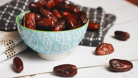 Un bol con dátiles israelíes.