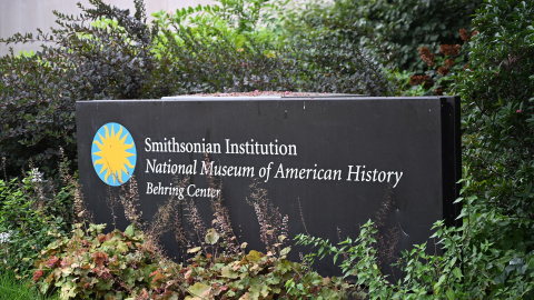 Entrada del Museo Nacional Smithsonian de Historia Estadounidense, en Washington, D.C.. Entrada del Museo Nacional Smithsonian de Historia Estadounidense, en Washington, D.C..