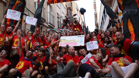 Els festers celebren el primer premi del carrer Progrés.