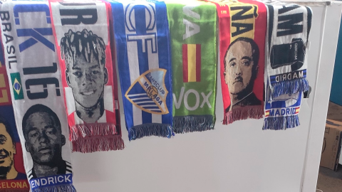 Algunos puestos ambulantes de la Feria de Málaga venden bufandas con la imagen de Franco.