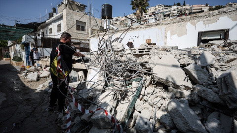 jerusalen Un hombre inspecciona los daños de una casa demolida por las autoridades municipales israelíes en Jerusalén