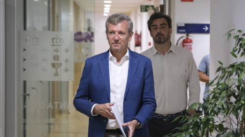 El presidente de la Xunta, Alfonso Rueda, y su conselleiro responsable de Emergencias, Diego Calvo, el pasado lunes en la sede de la Xunta en Santiago. l presidente da Xunta, Alfonso Rueda, preside la primera reunión para la habilitación de ayudas para los afectados por la ola de incendios. San Caetano, Sala de Juntas de Vicepresidencia. EFE/Xurxo Martínez