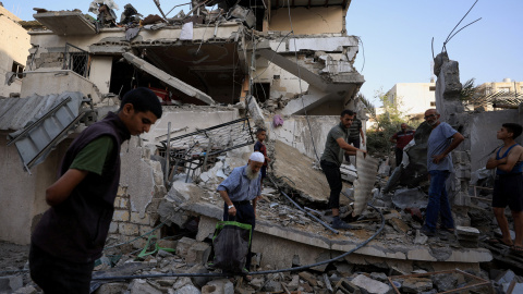Palestinos inspeccionan los escombros en la ciudad de Gaza.