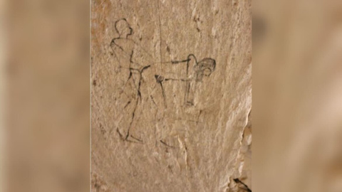 Según los arqueólogos, la figura femenina sería la propia reina Hatshepsut y el que está a su espalda, el amante, sería el arquitecto Senenmut. Según los arqueólogos, la figura femenina sería la propia reina Hatshepsut y el que está a su espalda, el amante, sería el arquitecto Senenmut.