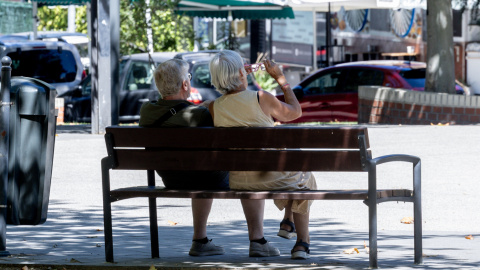 EuropaPress_6875582_dos_personas_dia_abuelos_2025_26_julio_2025_madrid_espana_conmemoracion Dos jubilados en Madrid.