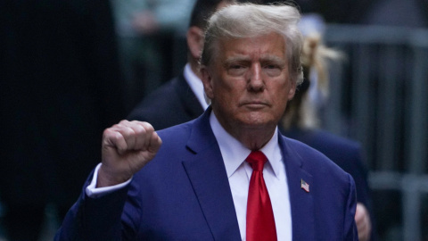 Foto de archivo de Donald Trump haciendo un gesto a sus seguidores en Nueva York.