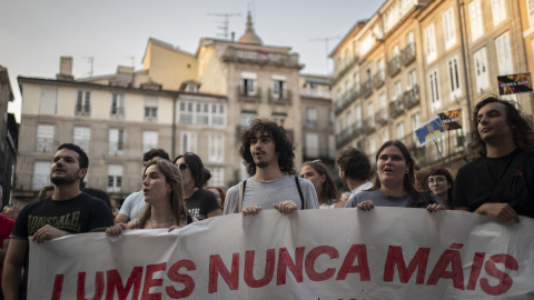 Asistentes a la concentración convocada este jueves en Ourense contra los incendios.