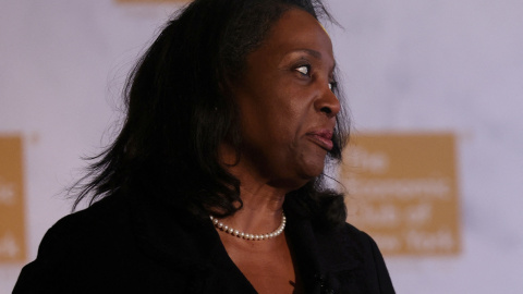 La gobernadora de la Reserva Federal de EEUU, Lisa D. Cook, en una conferencia en el Economic Club of New York.