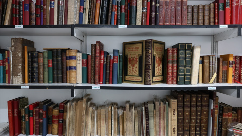 Libros en una estantería en la 47ª Feria del Libro Antiguo foto de archivo. Libros en una estantería en la 47ª Feria del Libro Antiguo foto de archivo.