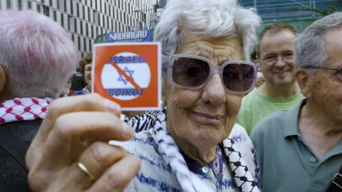 Octogenaria pegatinas La octogenaria a la que la Policía quiso identificar por poner dos pegatinas de boicot a Israel en una manifestación.