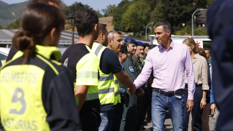El presidente del Gobierno, Pedro Sánchez, acompañado por el presidente del Principado de Asturias, Adrián Barbón, durante una visita al Puesto de Mando Avanzado de los incendios de Somiedo y Cangas del Narcea El presidente del Gobierno, Pedro Sánchez, acompañado por el presidente del Principado de Asturias, Adrián Barbón, durante una visita al Puesto de Mando Avanzado de los incendios de Somiedo y Cangas del Narcea.