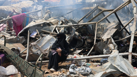 Una mujer entre escombros de Gaza Una mujer entre los escombros de un campo de desplazados en Gaza.