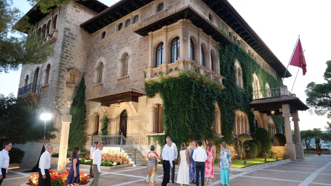 Felipe, Letizia y el resto de la familia, durante la recepción a las autoridades y una representación de la sociedad balear en el Palacio de Marivent, a 4 de agosto de 2025.Raúl Terrel / Europa PressRECEPCIÓN;CASA REAL;GENTE04/8/2025