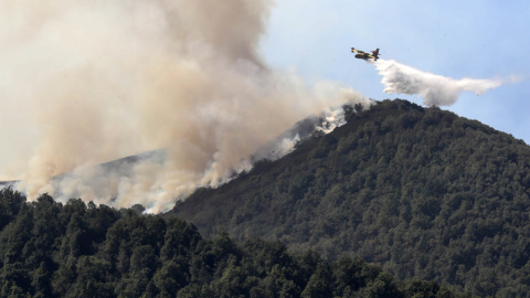 Un avión contra incendios en la zona de Degaña. Un avión contra incendios en la zona de Degaña.