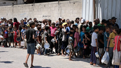 Niños palestinos esperando a recibir comida en el campo de refugiados de Nuseirat (Gaza). Niños palestinos esperando a recibir comida en el campo de refugiados de Nuseirat (Gaza).