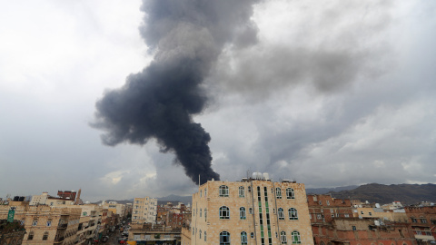 Humo en un edificio tras un ataque israelí en la capital de Yemen, Saná.
